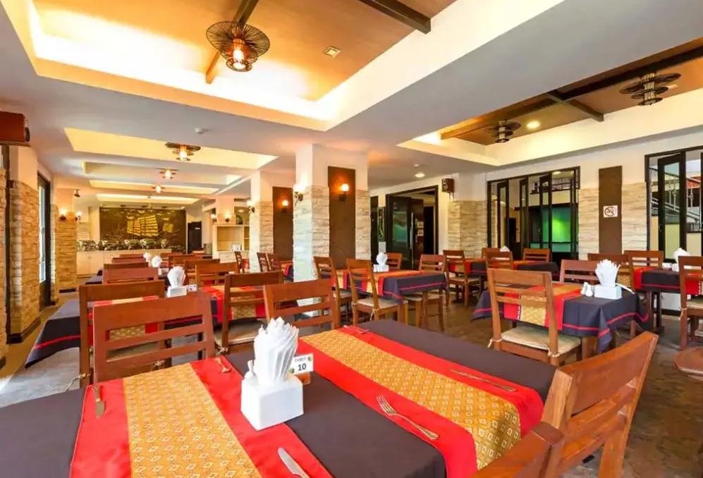 Restauracja i jedzenie w hotelu Nipa Resort