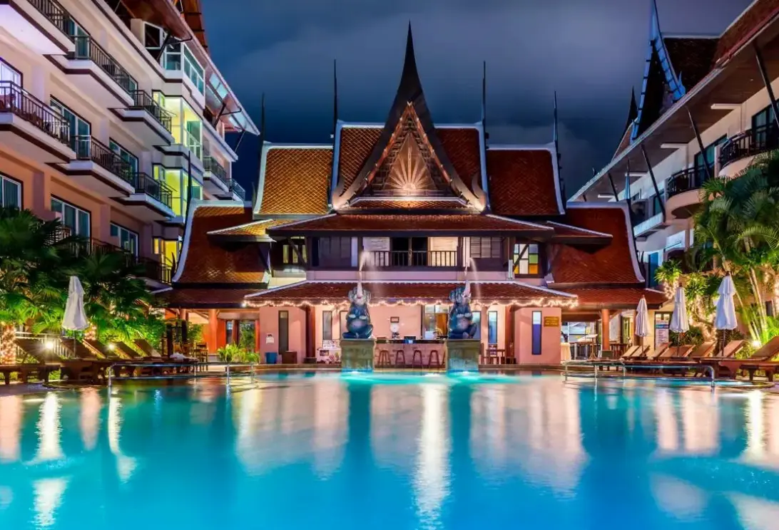 Basen w hotelu Nipa Resort