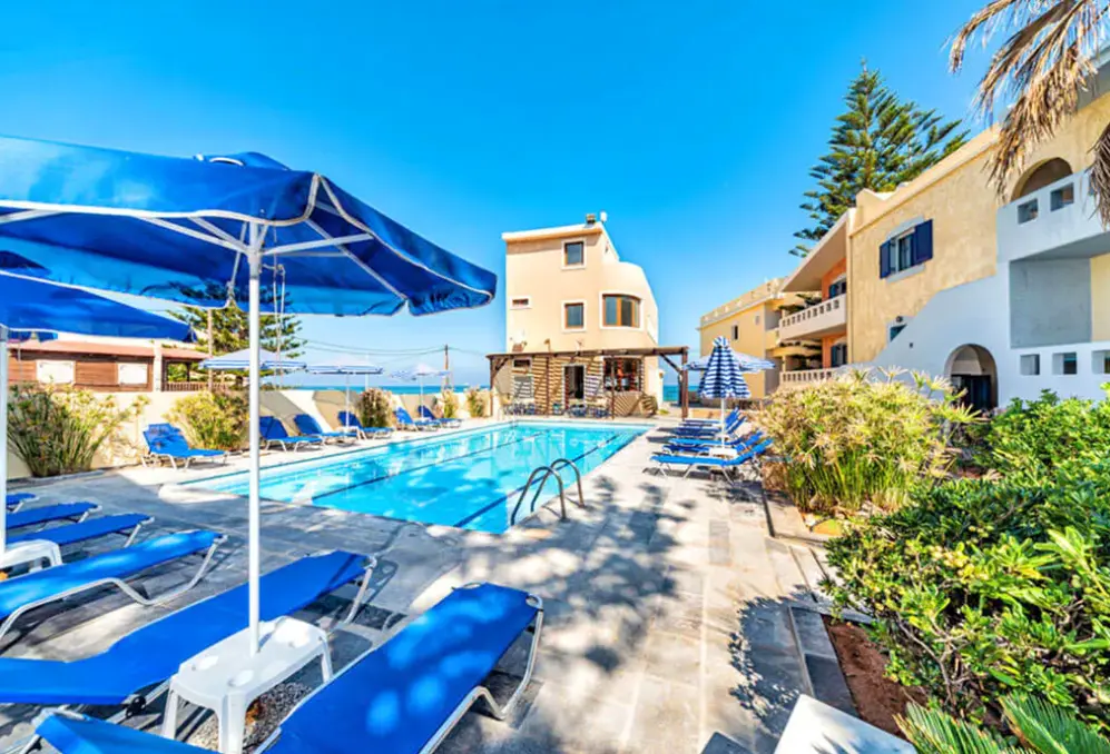 Basen w hotelu Niros Beach