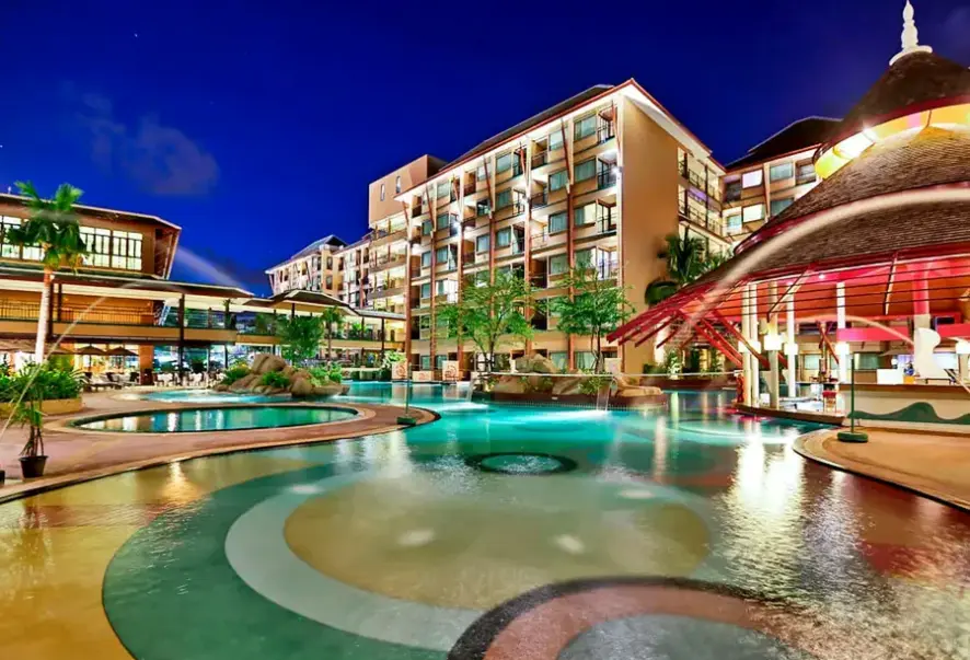 Basen w hotelu Novotel Phuket Vintage Park