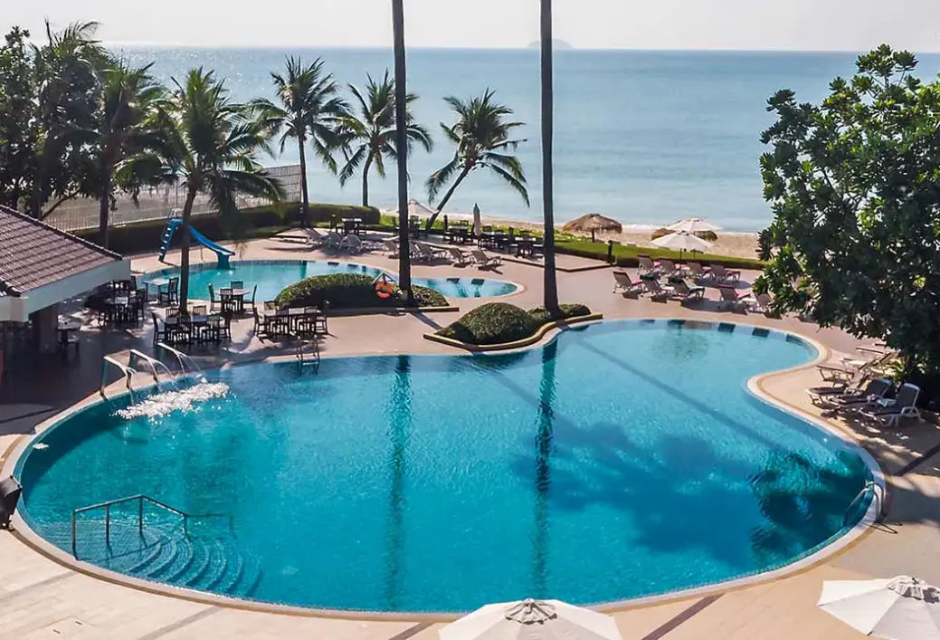 Basen w hotelu Novotel (Rayong)
