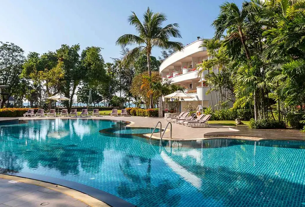Basen w hotelu Novotel (Rayong)