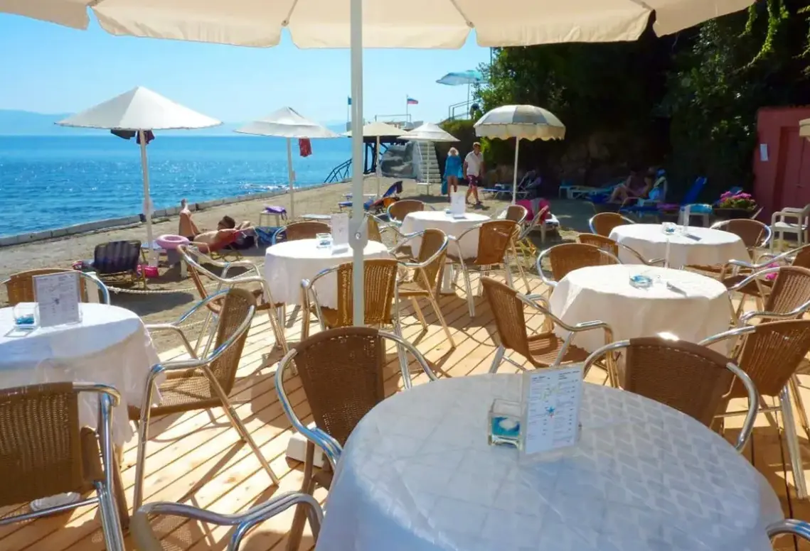 Plaża przy hotelu Oasis (Perama)