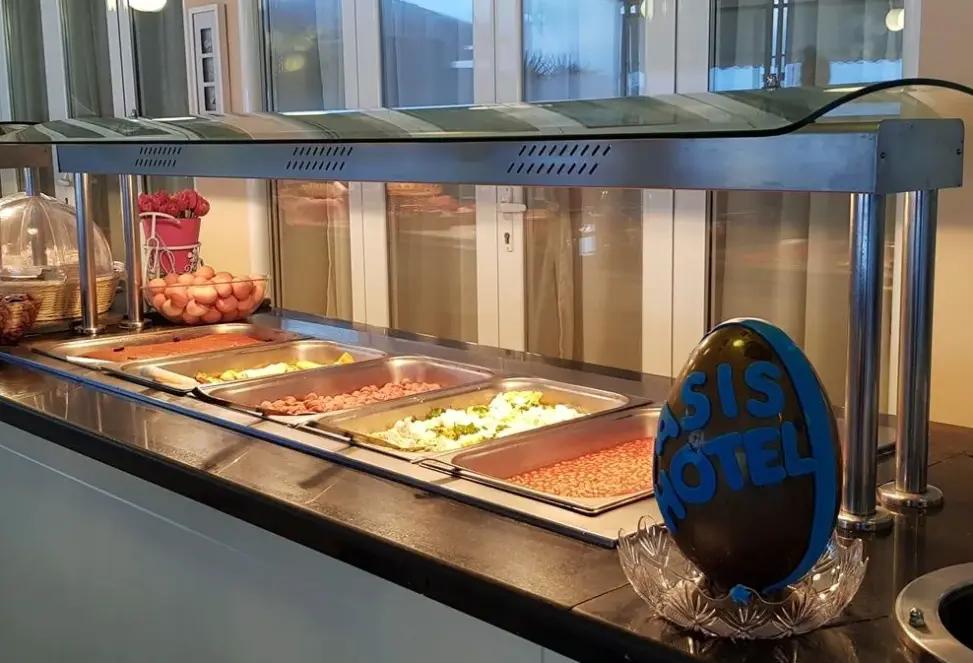 Restauracja i jedzenie w hotelu Oasis (Perama)