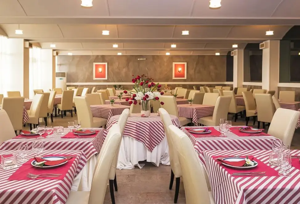 Restauracja i jedzenie w hotelu Oasis (Perama)