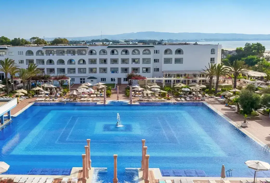 Basen w hotelu Occidental Marco Polo (ex. Concorde Marco Polo)