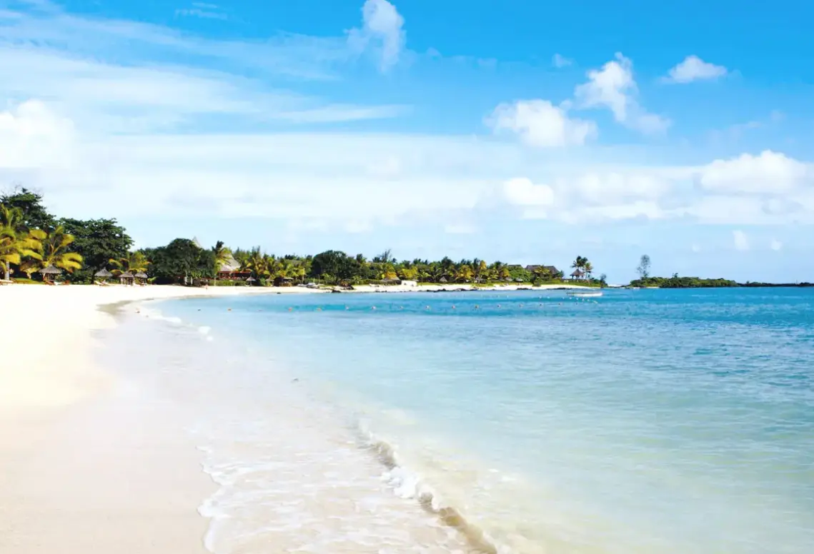 Plaża przy hotelu Oceans Creek Beach