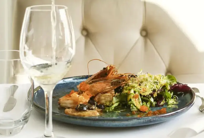 Restauracja i jedzenie w hotelu Pałac Komierowo