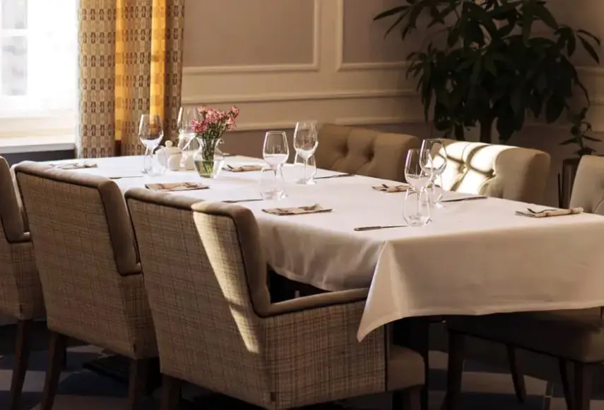 Restauracja i jedzenie w hotelu Pałac Komierowo