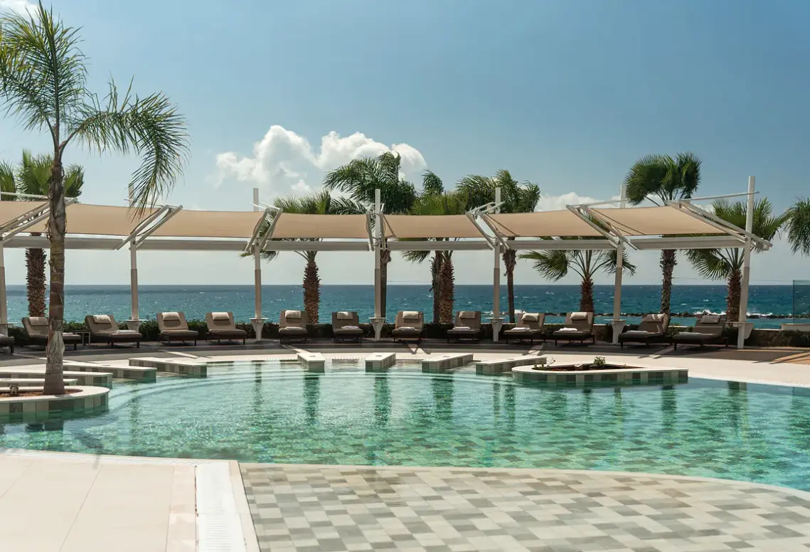 Basen w hotelu Parklane a Luxury Collection Resort & Spa