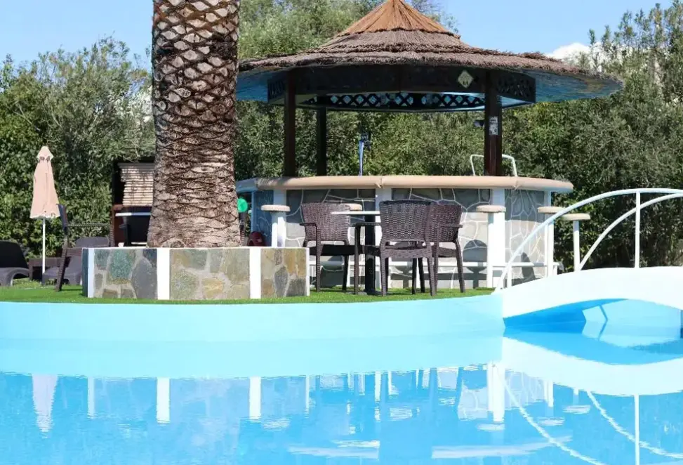 Basen w hotelu Pegasus (Roda)