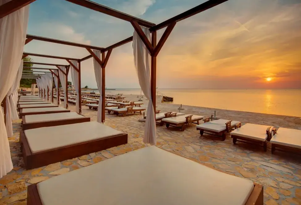 Plaża przy hotelu Pelegrin Plava Laguna