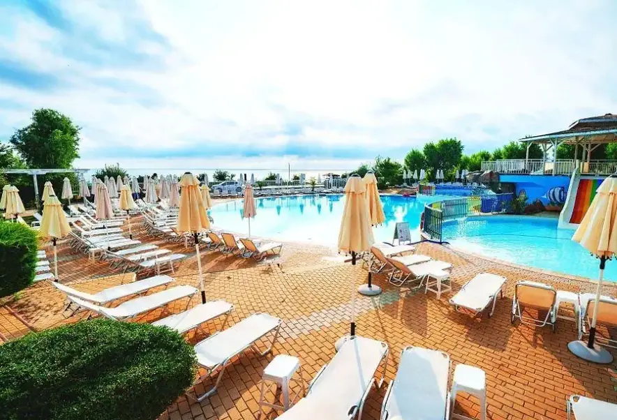 Basen w hotelu Perla Beach (ex. Perla Club)