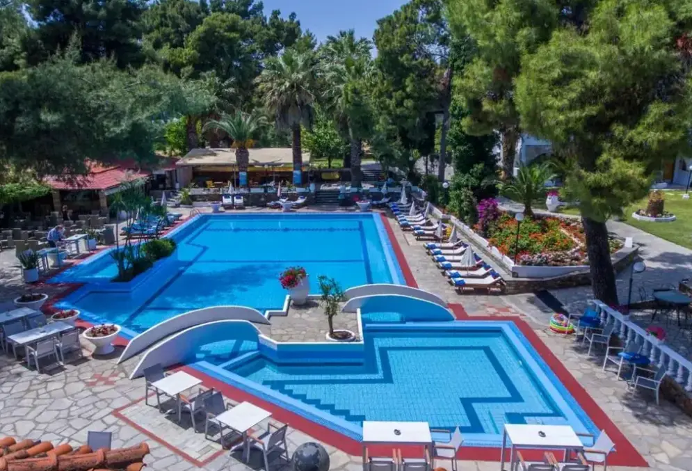 Basen w hotelu Porfi Beach
