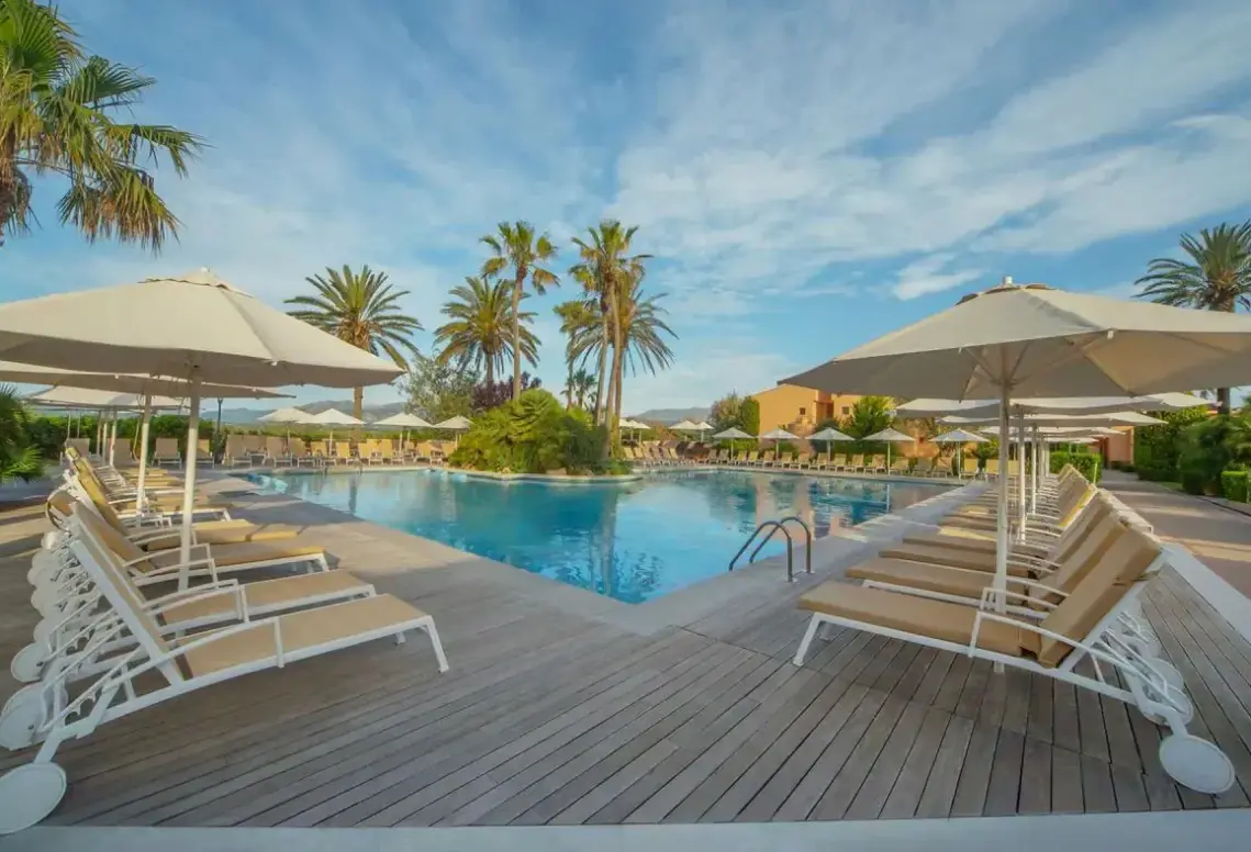Basen w hotelu Port Blue Club Pollentia Resort & Spa