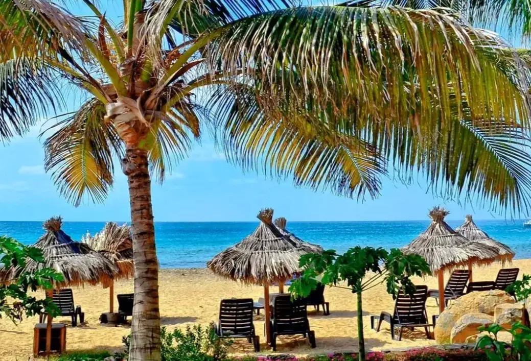 Plaża przy hotelu Porto Antigo Residence