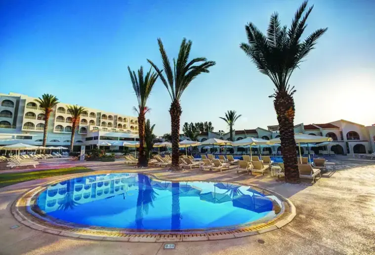 Basen w hotelu Radisson Beach Resort (ex. Princess Beach)