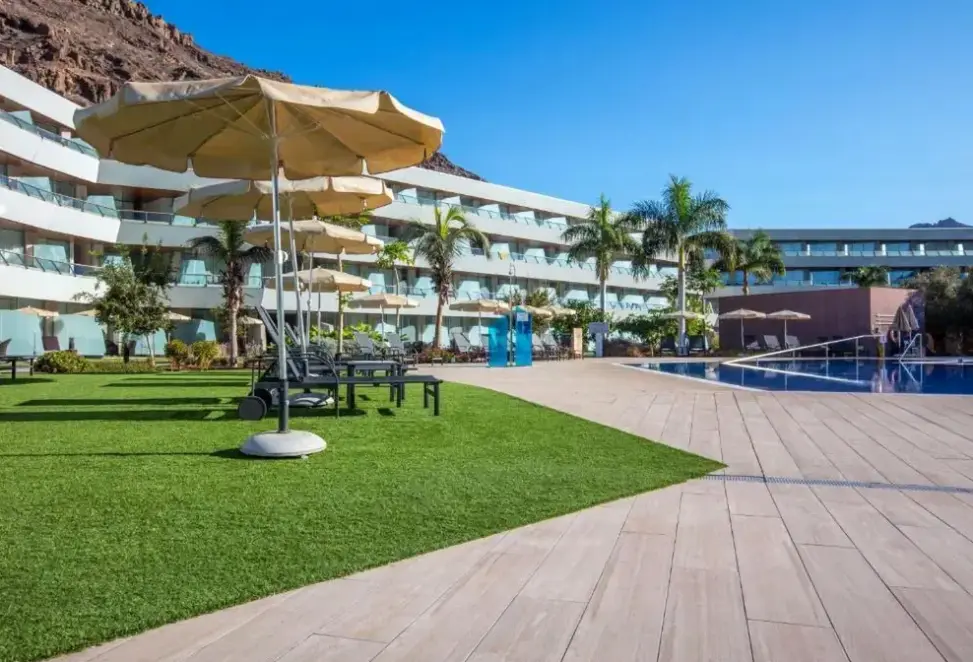 Basen w hotelu Radisson Blu Resort Mogan