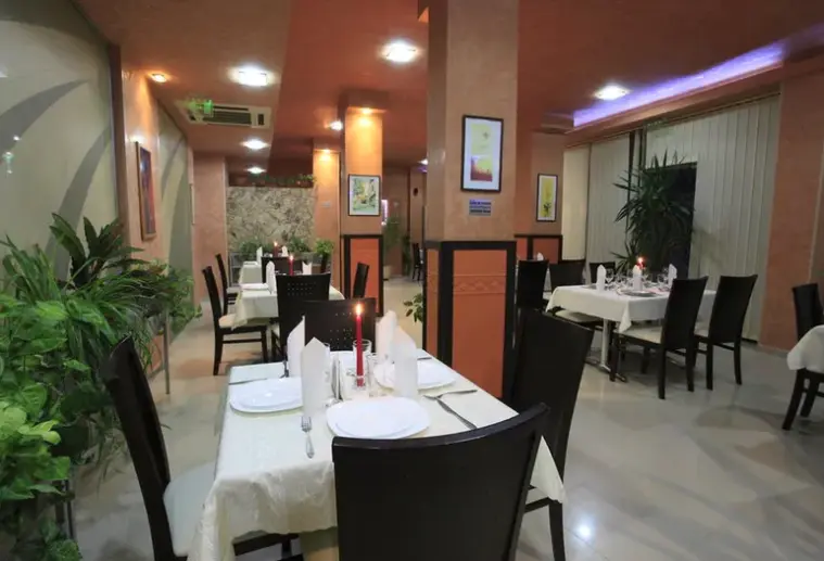 Restauracja i jedzenie w hotelu Rainbow 1 Holiday Complex