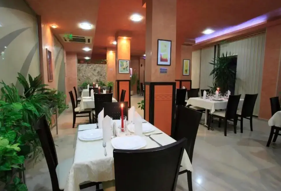 Restauracja i jedzenie w hotelu Rainbow 2 Aparthotel Holiday Complex