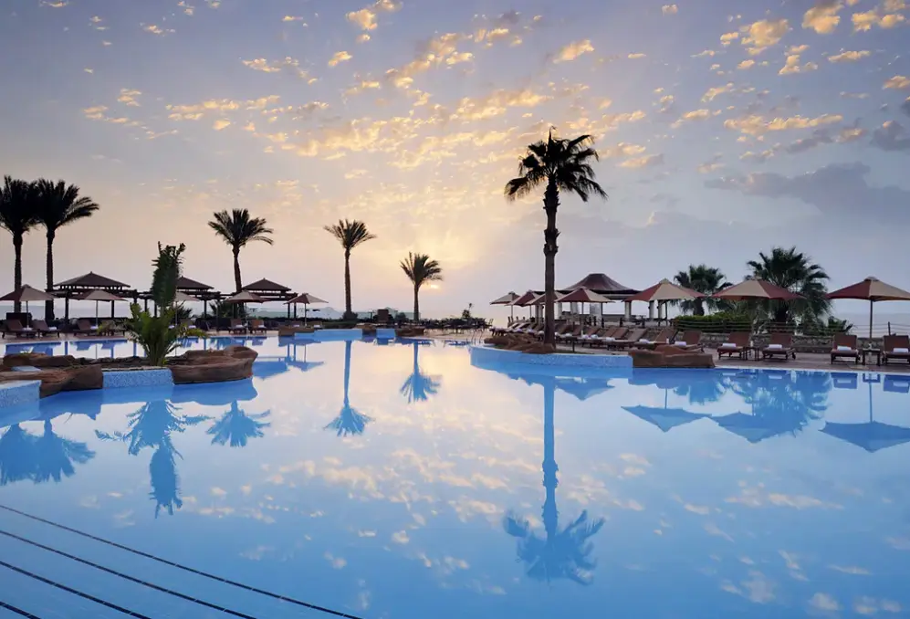 Basen w hotelu Renaissance Golden View Beach Resort by Marriott