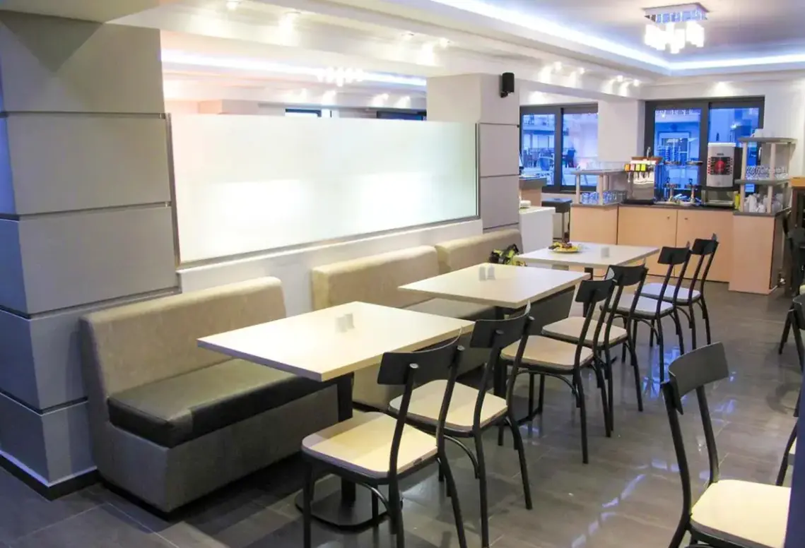 Restauracja i jedzenie w hotelu Royal & Suites (Polichrono)