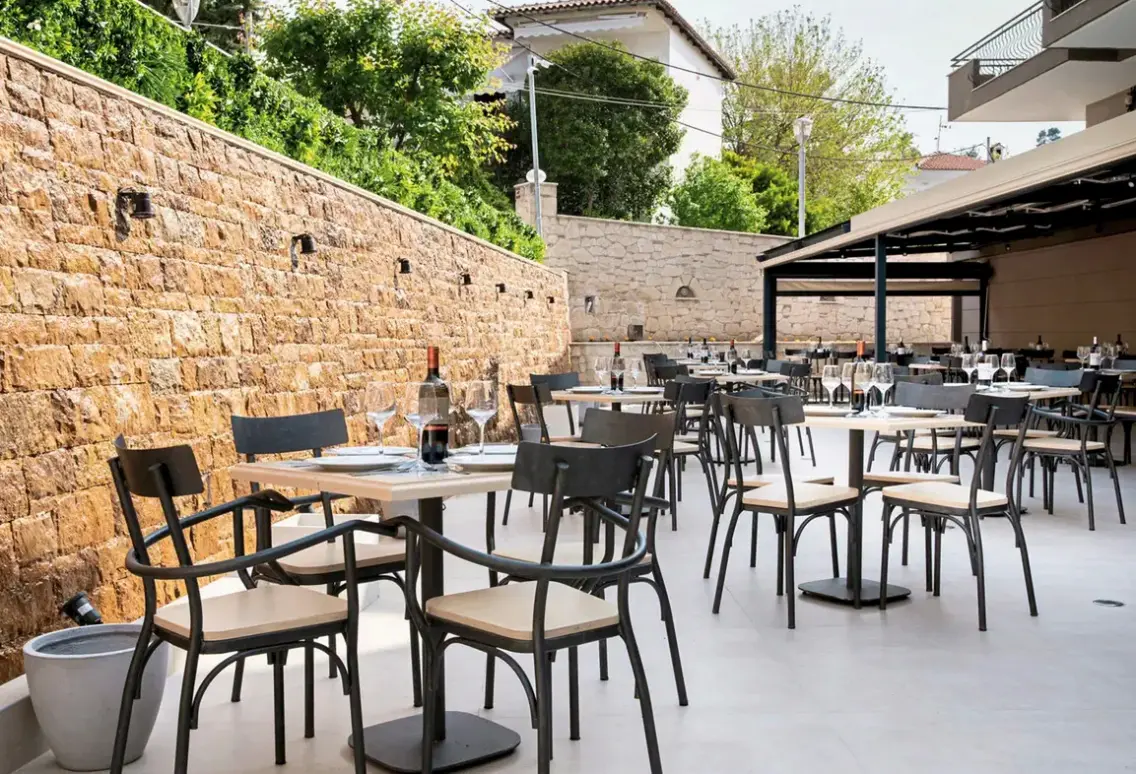 Restauracja i jedzenie w hotelu Royal & Suites (Polichrono)