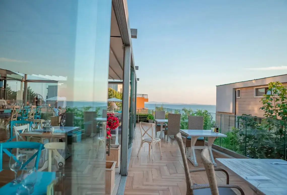 Widok z hotelu Saint Panteleimon Beach