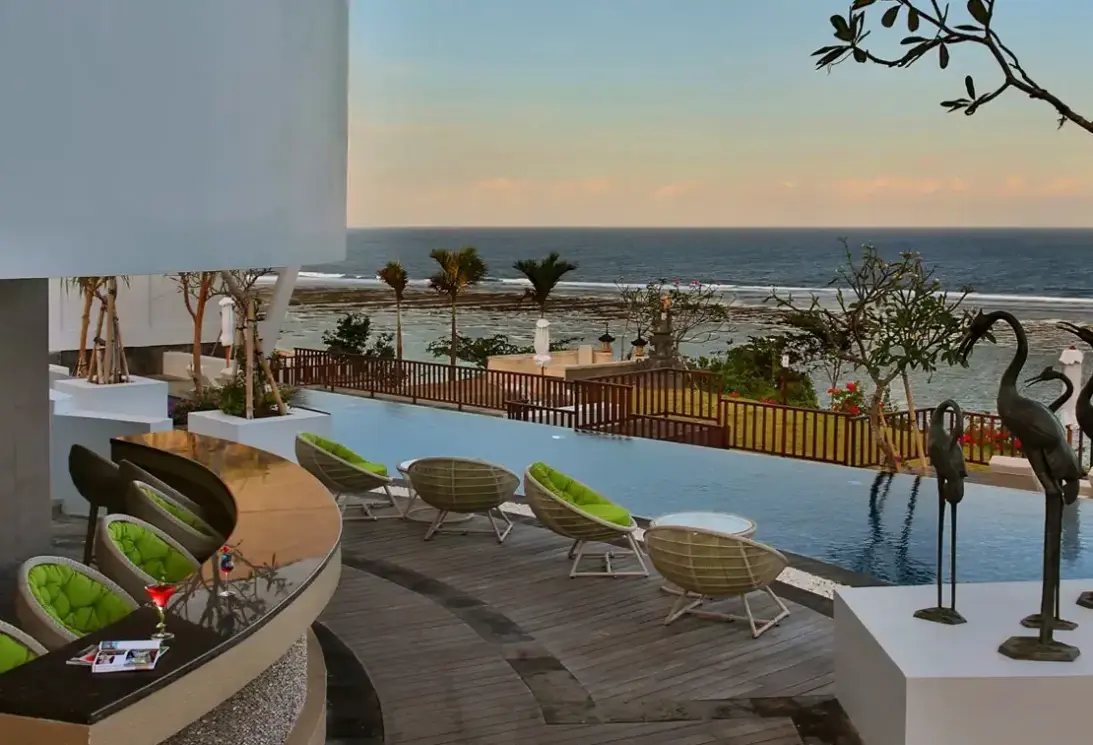 Basen w hotelu Samabe Bali Resort & Villas
