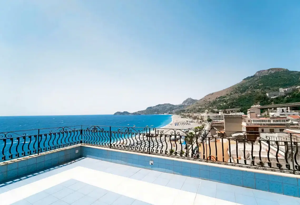 Widok z hotelu San Pietro (Letojanni)