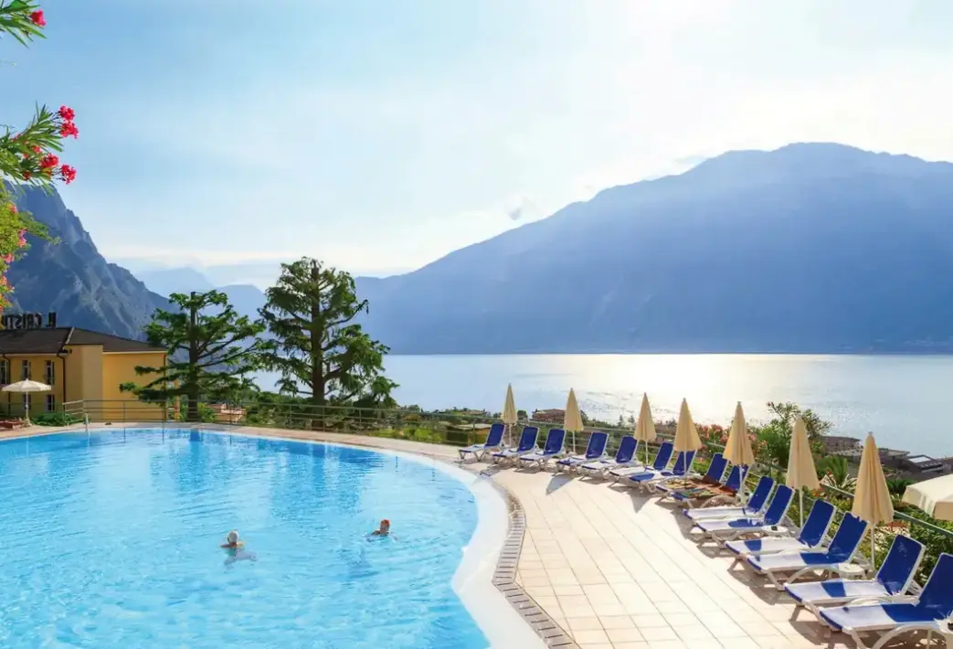 Basen w hotelu San Pietro (Limone)