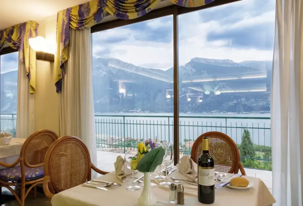 Widok z hotelu San Pietro (Limone)
