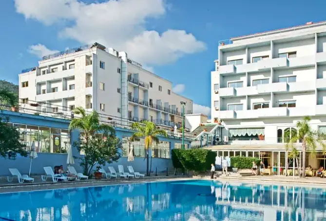 Basen w hotelu Santa Lucia le Sabbie D'oro