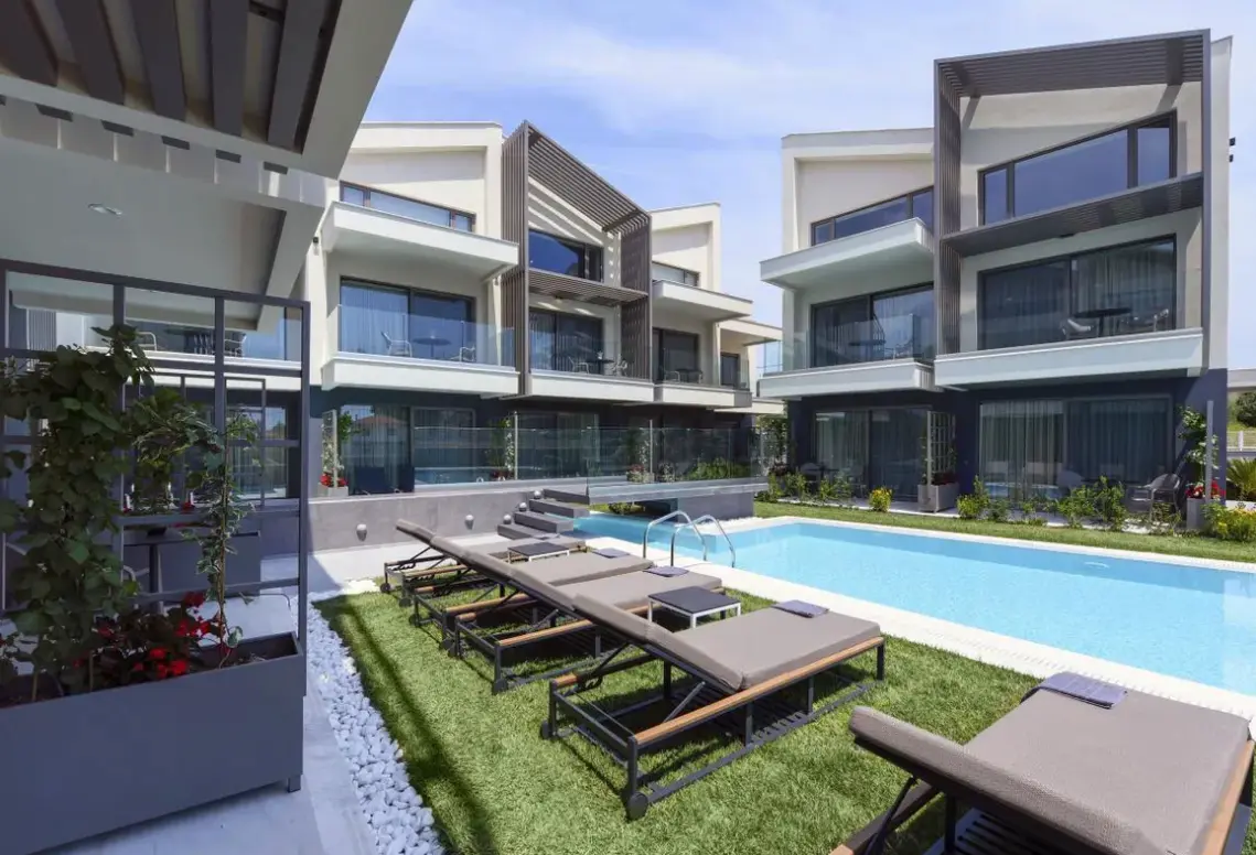 Basen w hotelu Serenity Suites