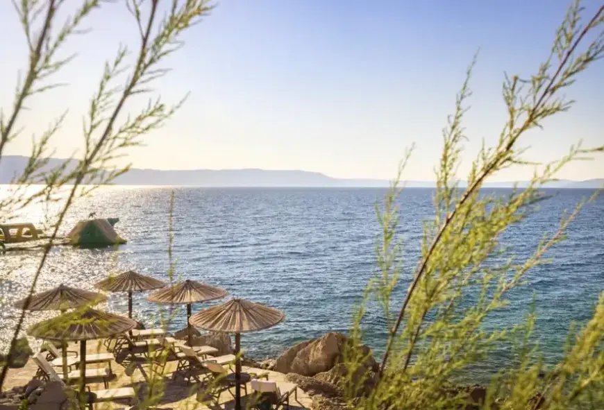 Plaża przy hotelu Sunny Rabac by Valamar (Istria)
