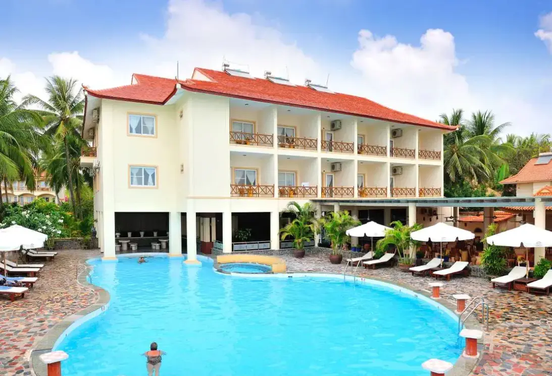 Basen w hotelu Swiss Village
