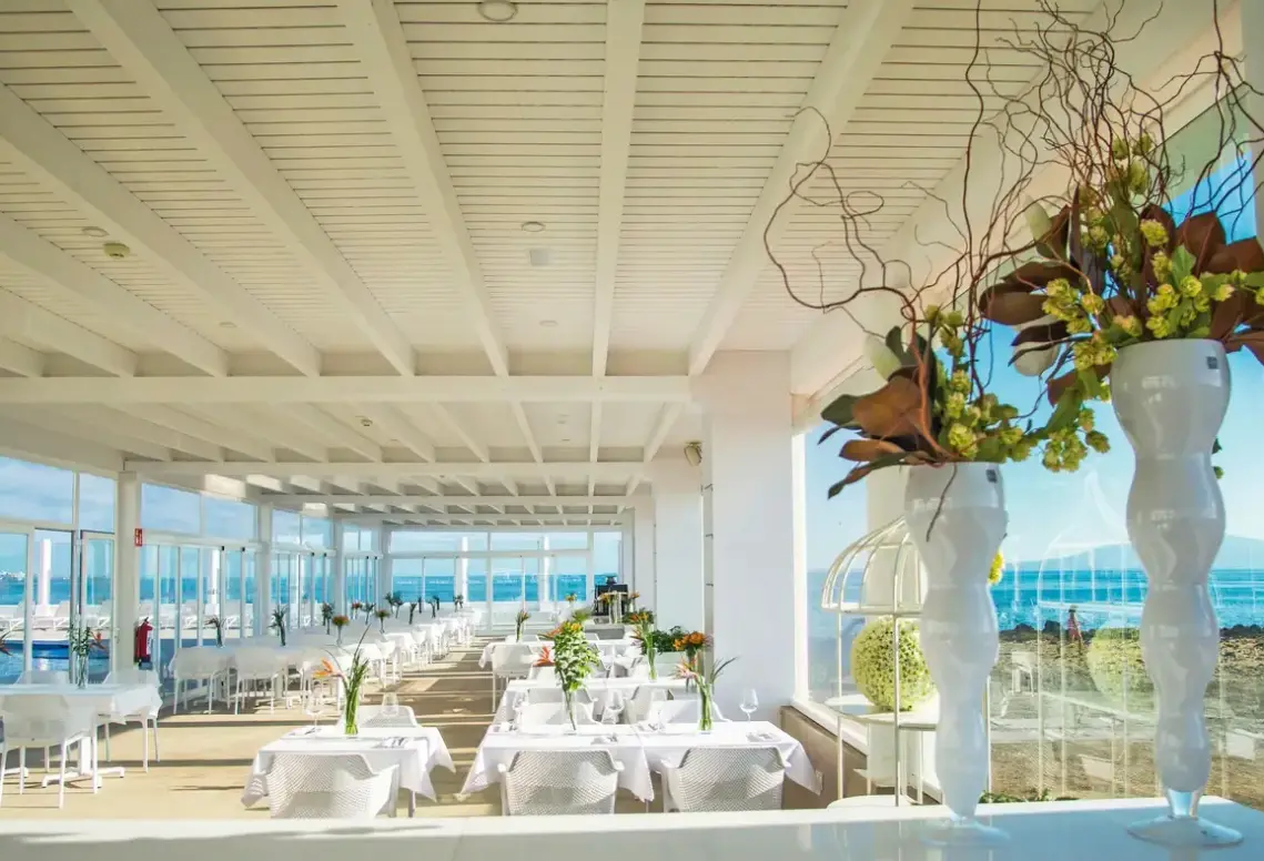 Restauracja i jedzenie w hotelu Tao Caleta Mar