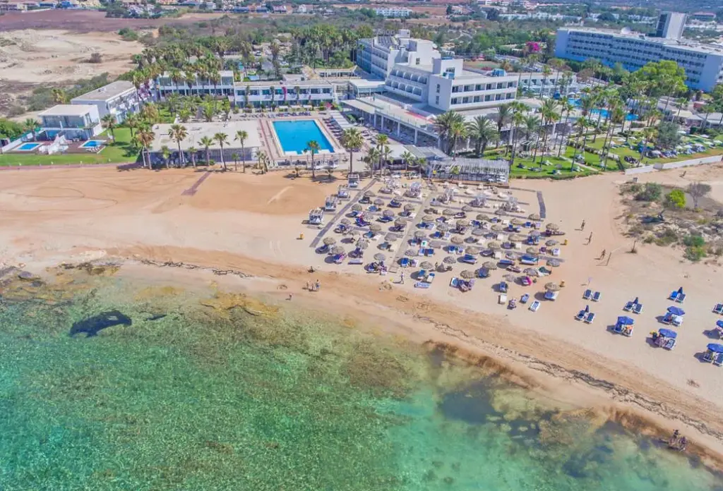 Plaża przy hotelu The Dome Beach Resort