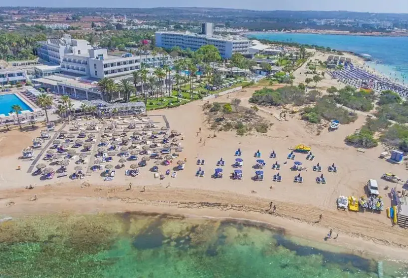 Plaża przy hotelu The Dome Beach Resort