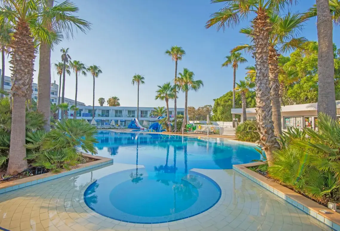 Basen w hotelu The Dome Beach Resort