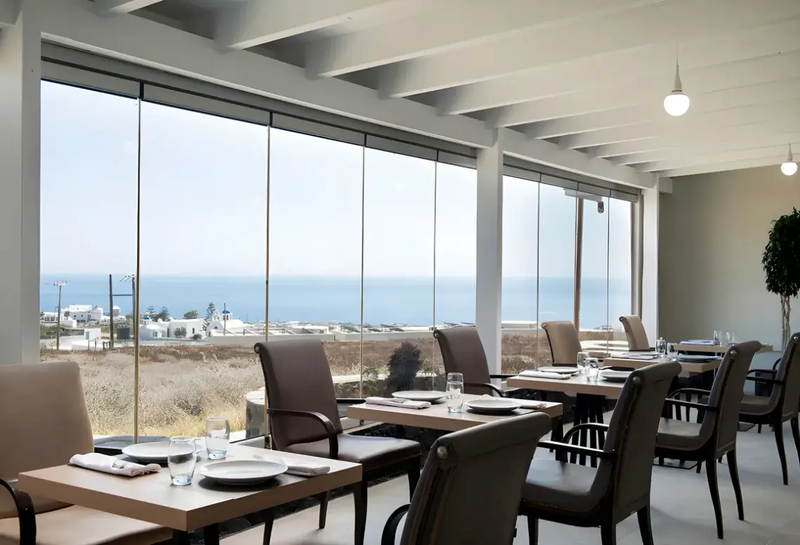 Restauracja i jedzenie w hotelu The Noverian Bios Santorini Boutique