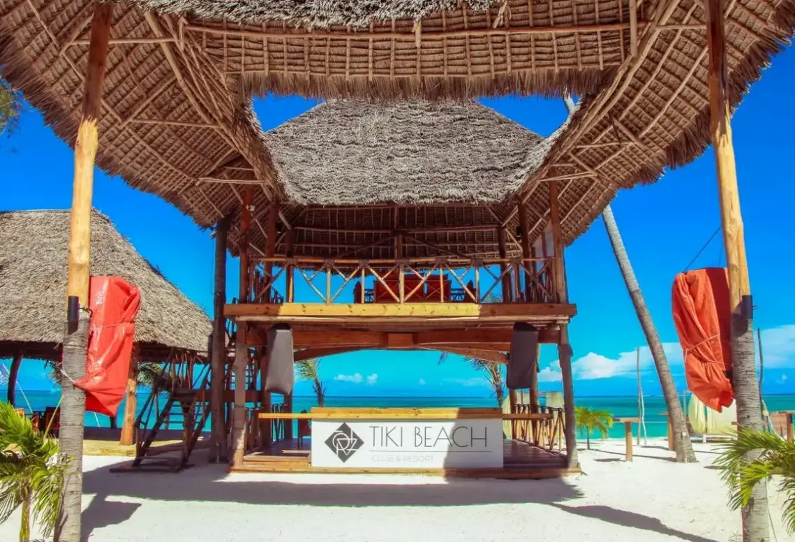 Plaża przy hotelu Tiki Beach Club & Resort