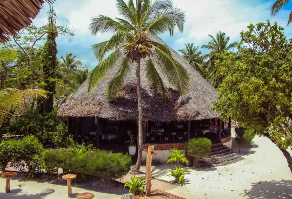 Plaża przy hotelu Tiki Beach Club & Resort