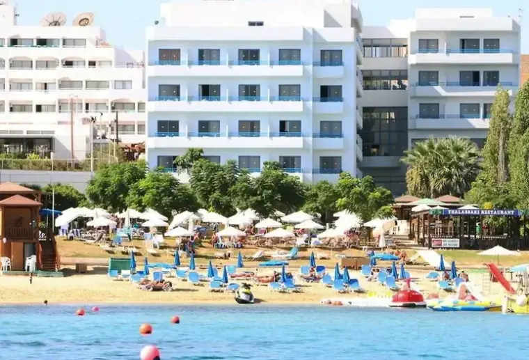 Plaża przy hotelu Tsokkos Iliada Beach