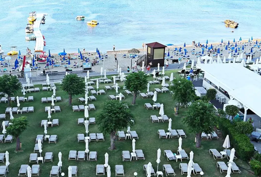 Plaża przy hotelu Tsokkos Iliada Beach