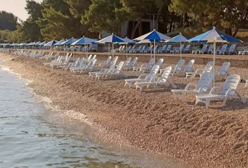 Plaża przy hotelu TUI Suneo Supetar (ex Waterman Svpetrvs Resort)