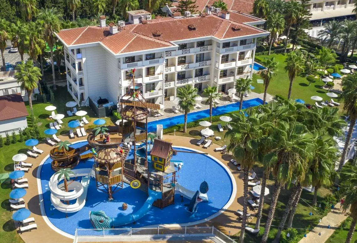 Basen w hotelu Utopia Resort & Residence (ex Alara Park)