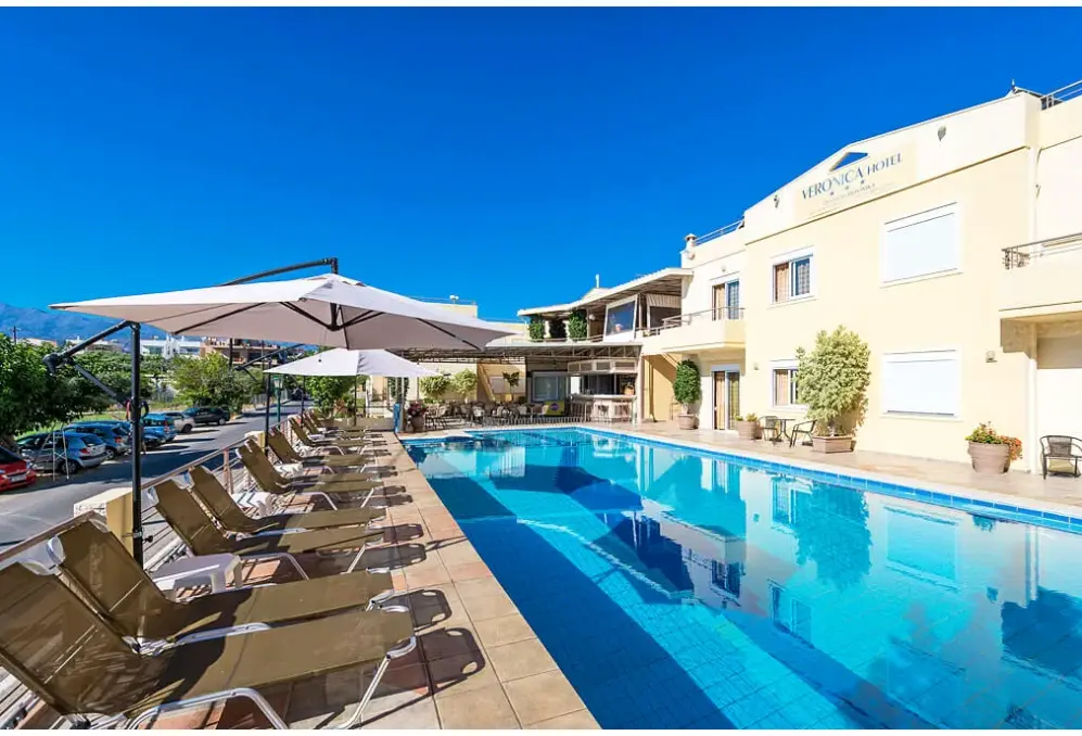 Basen w hotelu Veronica (Agii Apostoli)