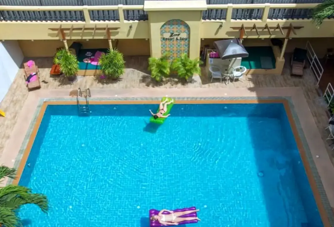Basen w hotelu Zing Resort & Spa
