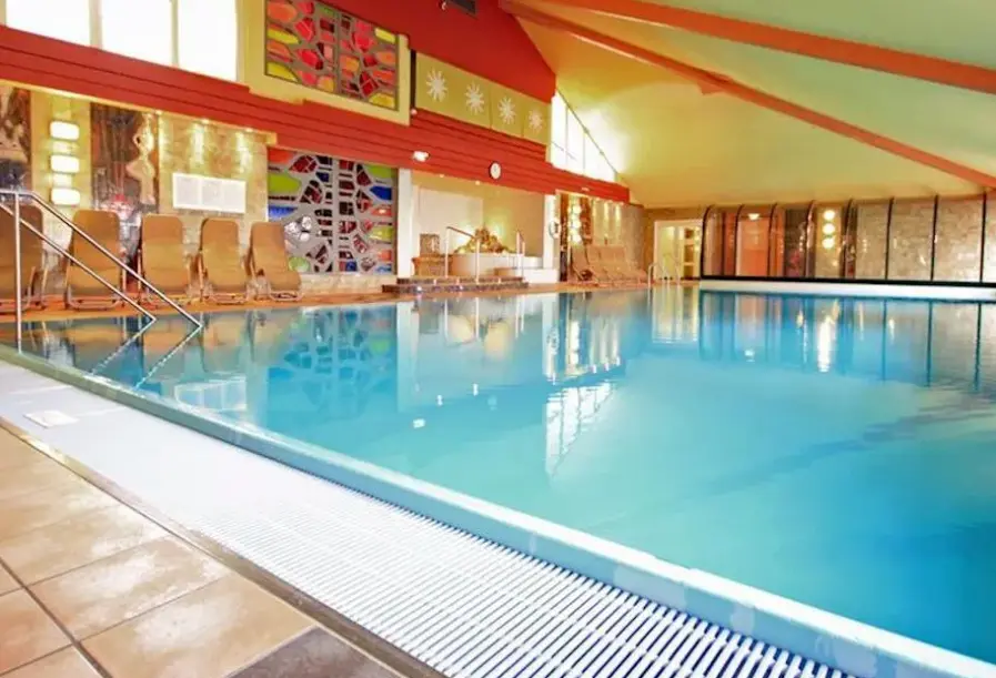 Basen w hotelu Alpine Club by Diamond Resorts